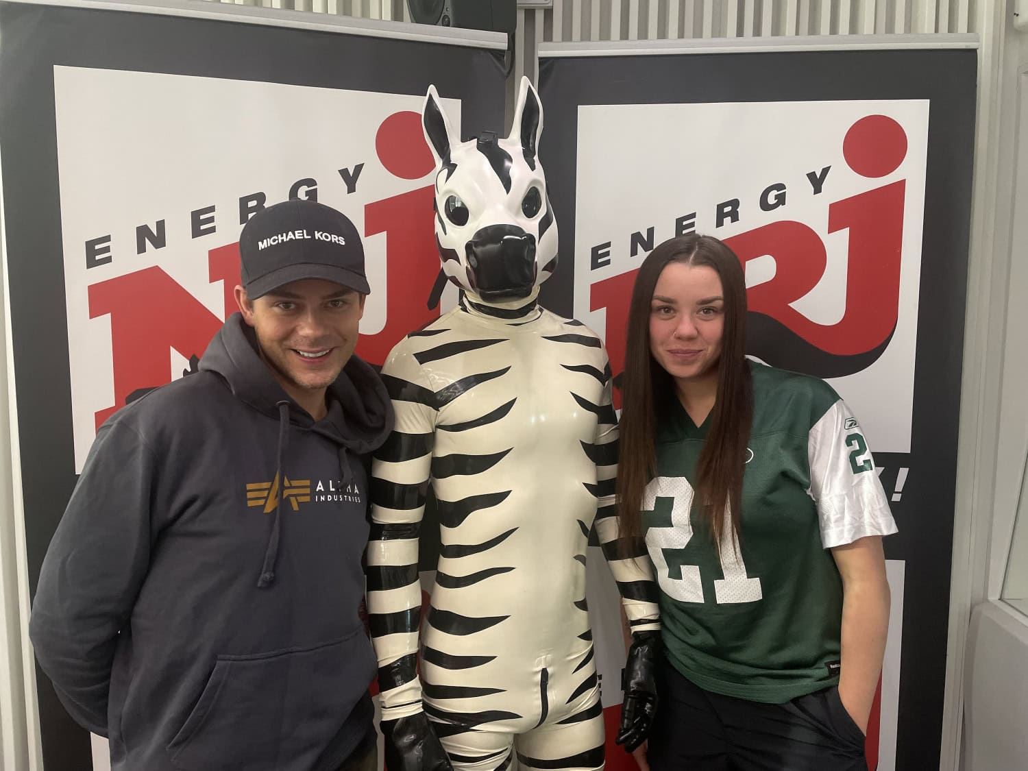 Julianna ja Niko poseeraamassa yhdessä Jyrin kanssa.