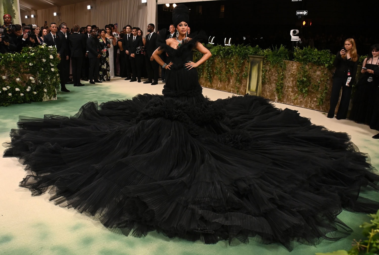 Cardi B:n asussa nähtiin satumaisen muhkea laahus.
