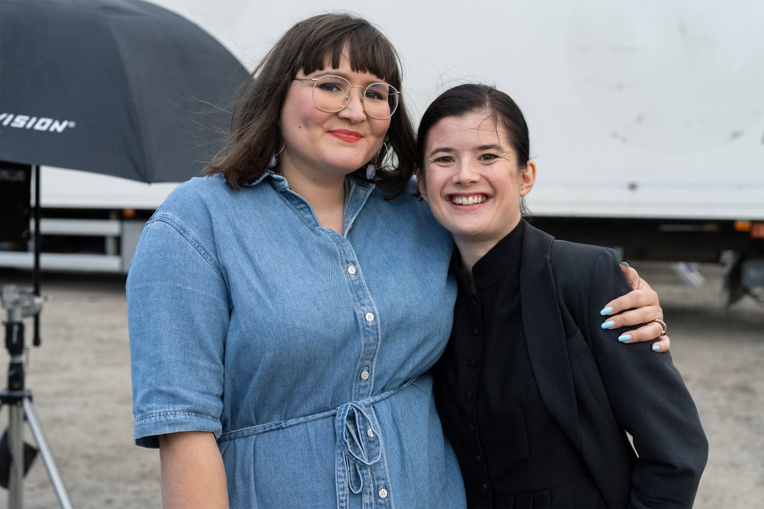 Korttila (oik.) nähtiin myös Brotkinin (vas.) käsikirjoittamassa Aikuiset-sarjassa.