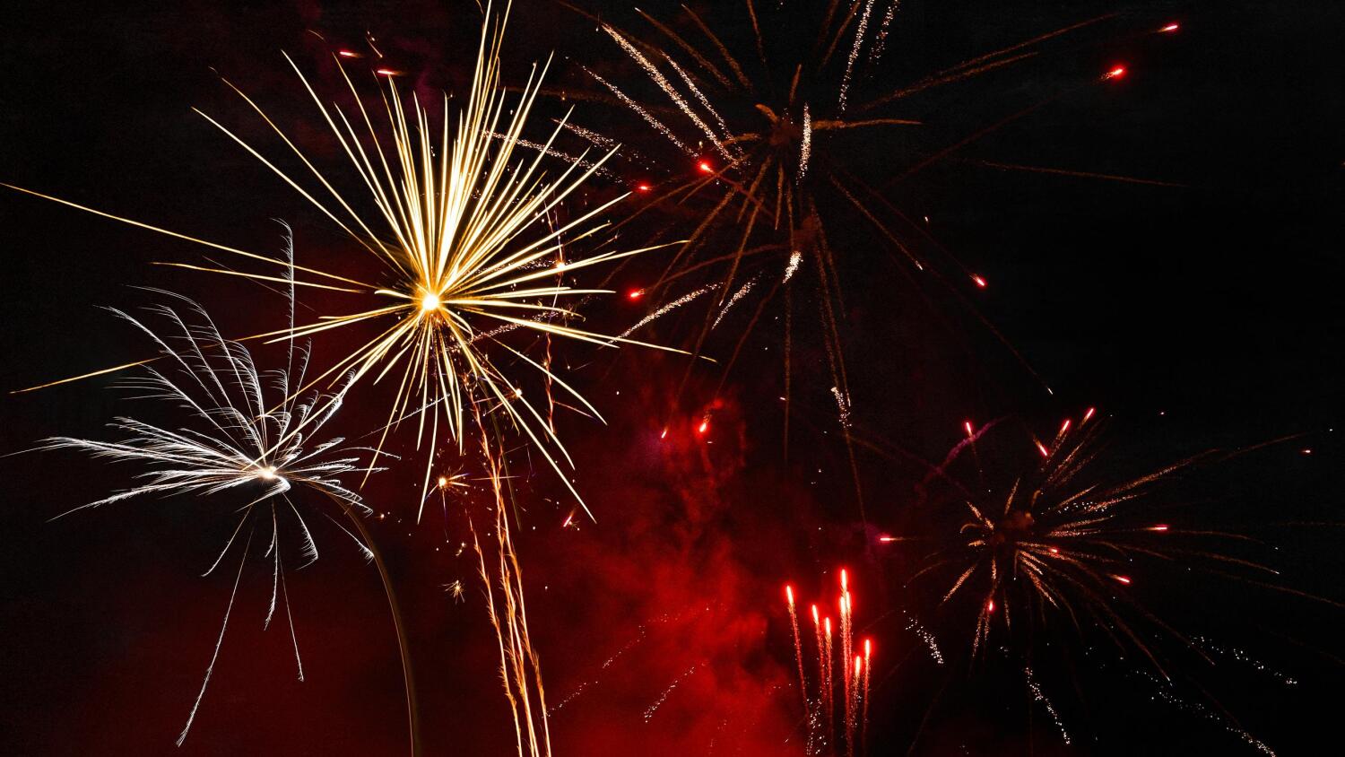 Ilotulitteiden kanssa tulee toimia varoen.