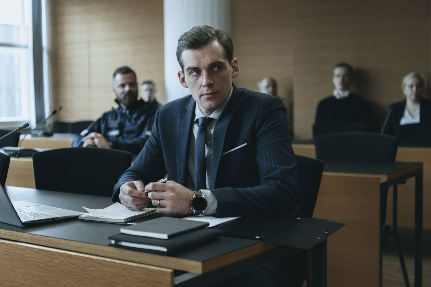 Lauri Tilkanen näyttelee sarjassa asianajaja Matti Pohjolaa.