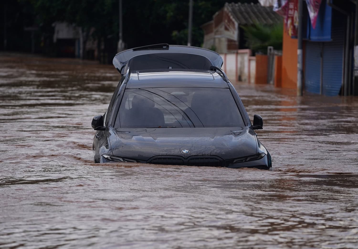 Thaimaassa autojakin on ajautunut veden varaan.