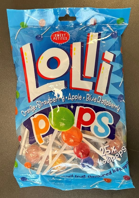 Lolli-tikkareista on tehty metallilöydöksiä. Normal pyytää joko hävittämään tikkarit, tai palauttamaan ne liikkeeseen. (Kuva: Ruokavirasto/Normal A/S)