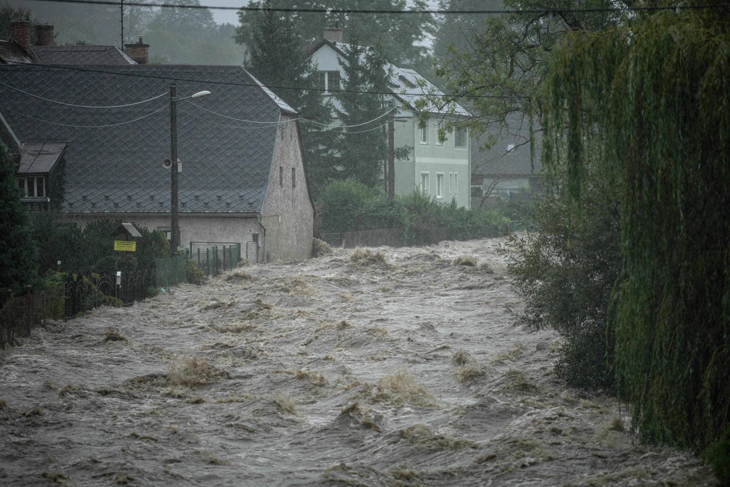 Monet joet ympäri Eurooppaa ovat tulvineet yli äyräidensä sateiden seurauksena.