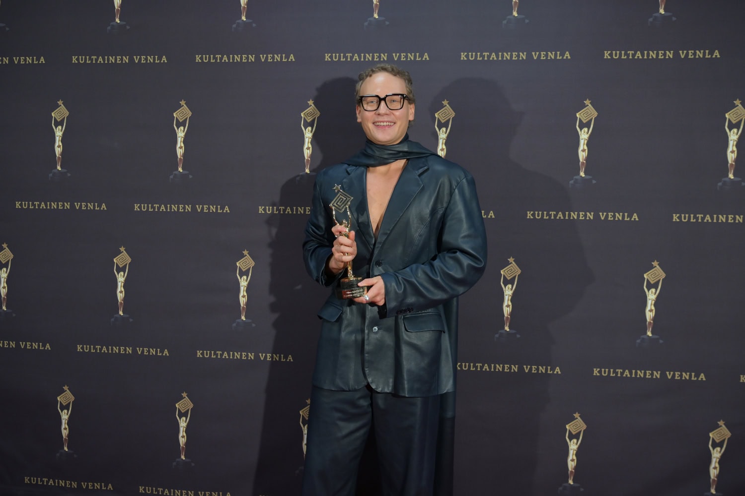 Ilpo Larhan rooli poiki Saloselle pääosanäyttelijän palkinnon Kultainen Venla -gaalassa.