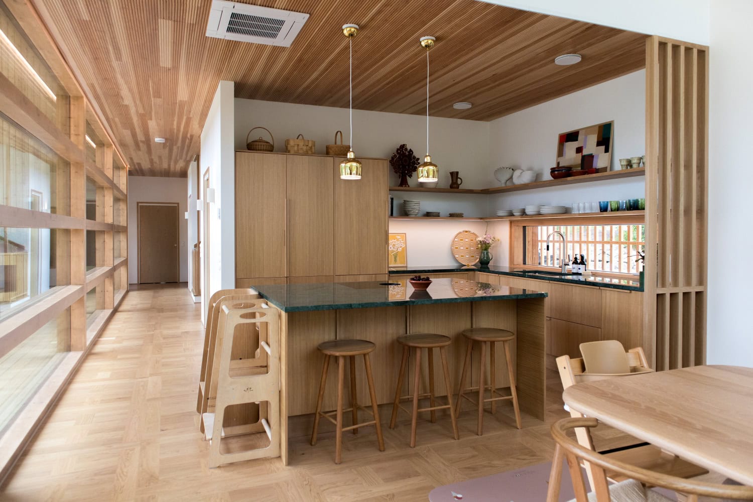 Keittiöstä löytyy tammea ja vihreää marmoria.