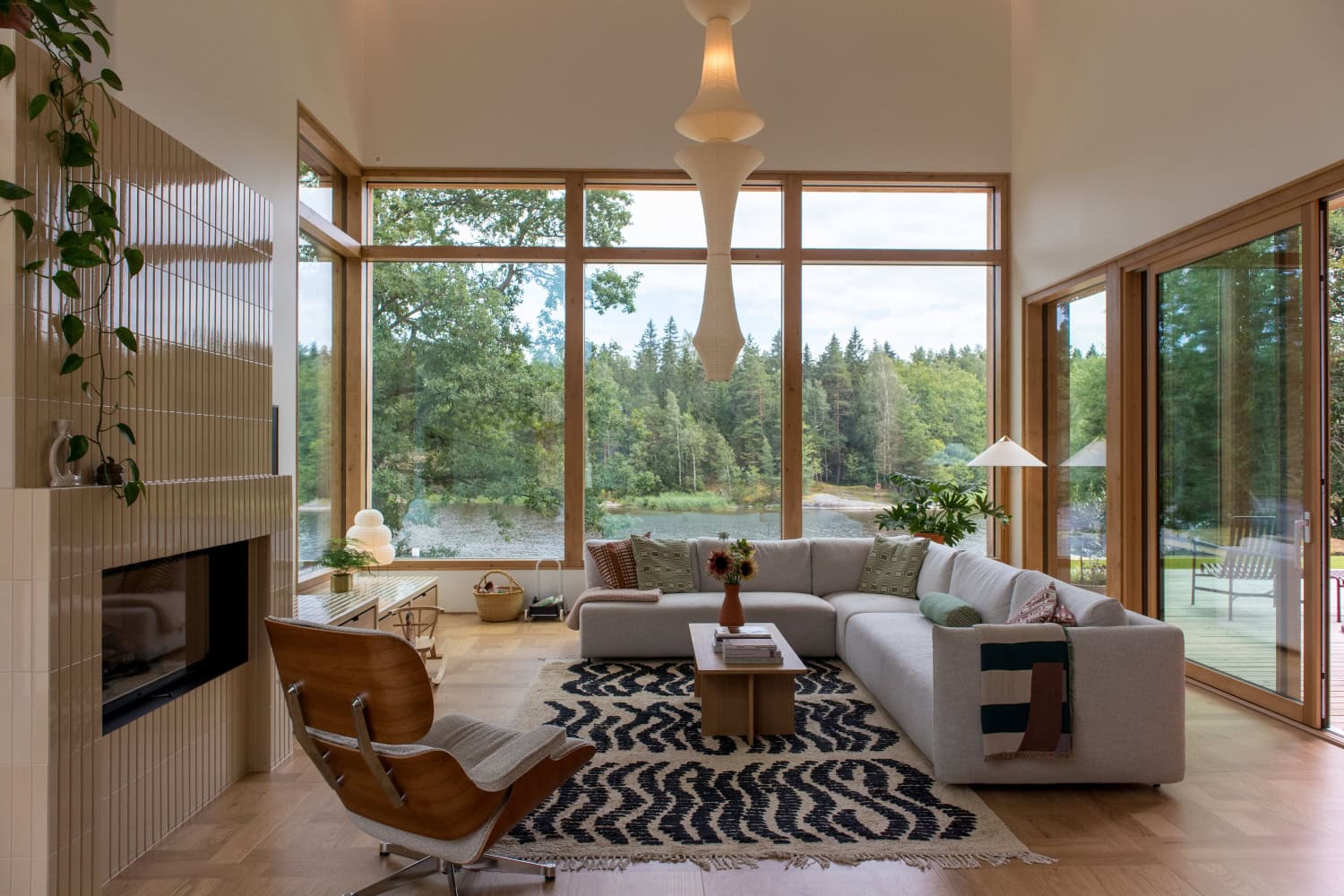 Asunto sijaitsee omassa rauhassa järvenrantatontilla.