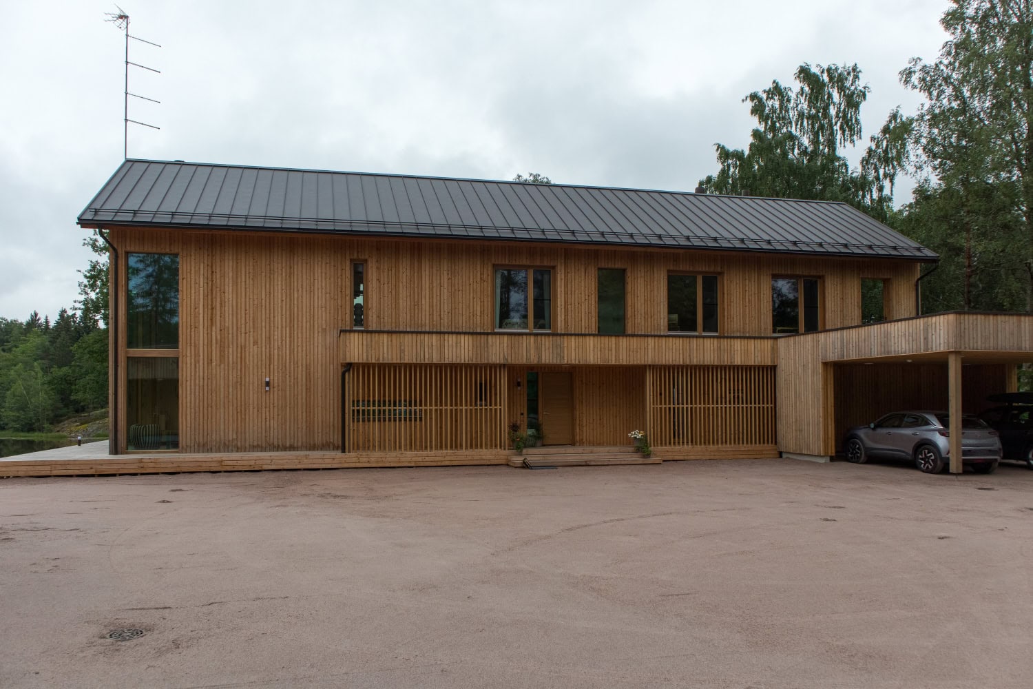 Talossa on 270-neliötä asuinpinta-alaa kahdessa kerroksessa.