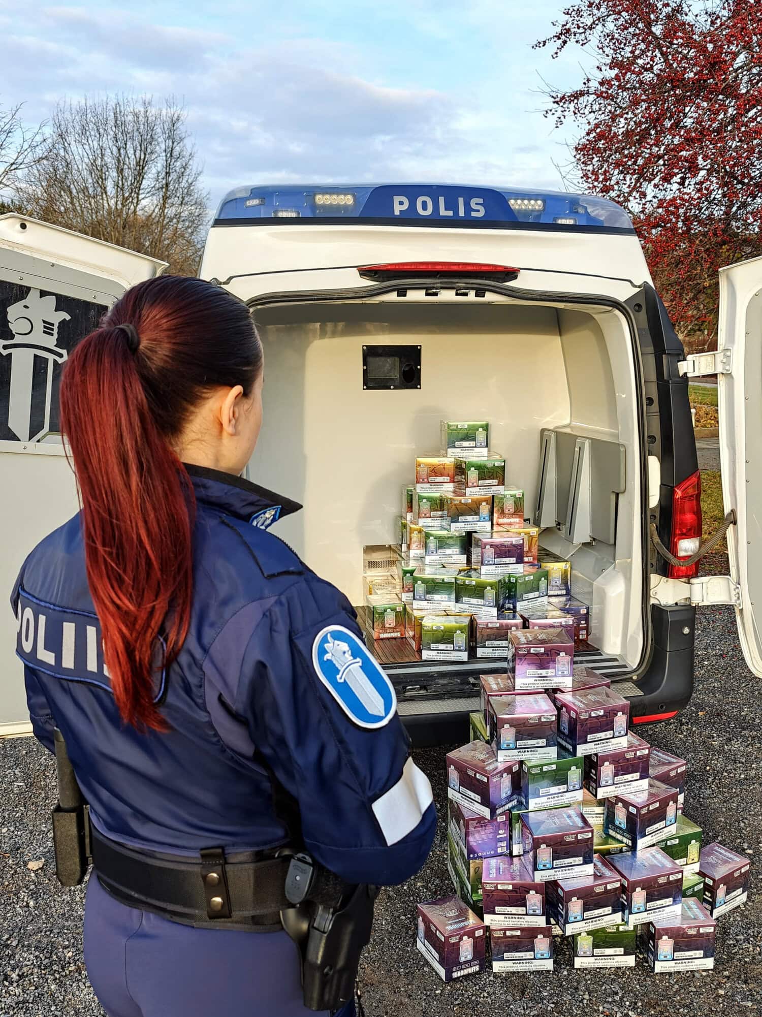 Poliisin ratsiassa takavarikoimat sähkösavukkeet.