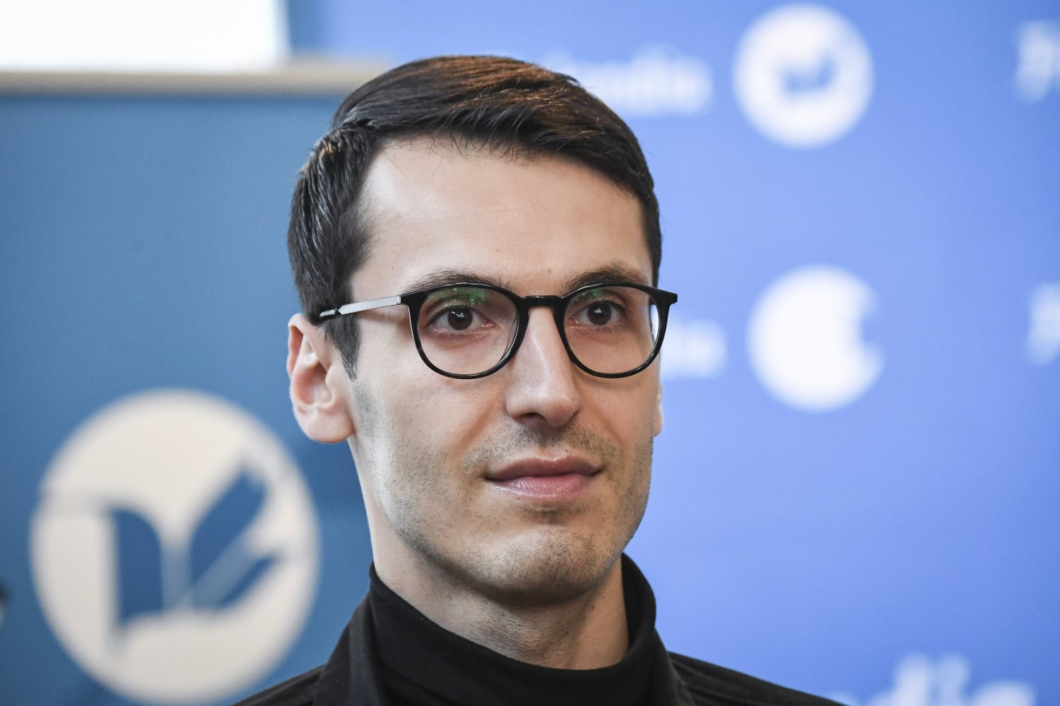 Kirjailija Pajtim Statovcin uusi kirja Lehmä synnyttää yöllä on tänä vuonna ehdolla kaunokirjallisuuden Finlandia-palkinnon saajaksi.