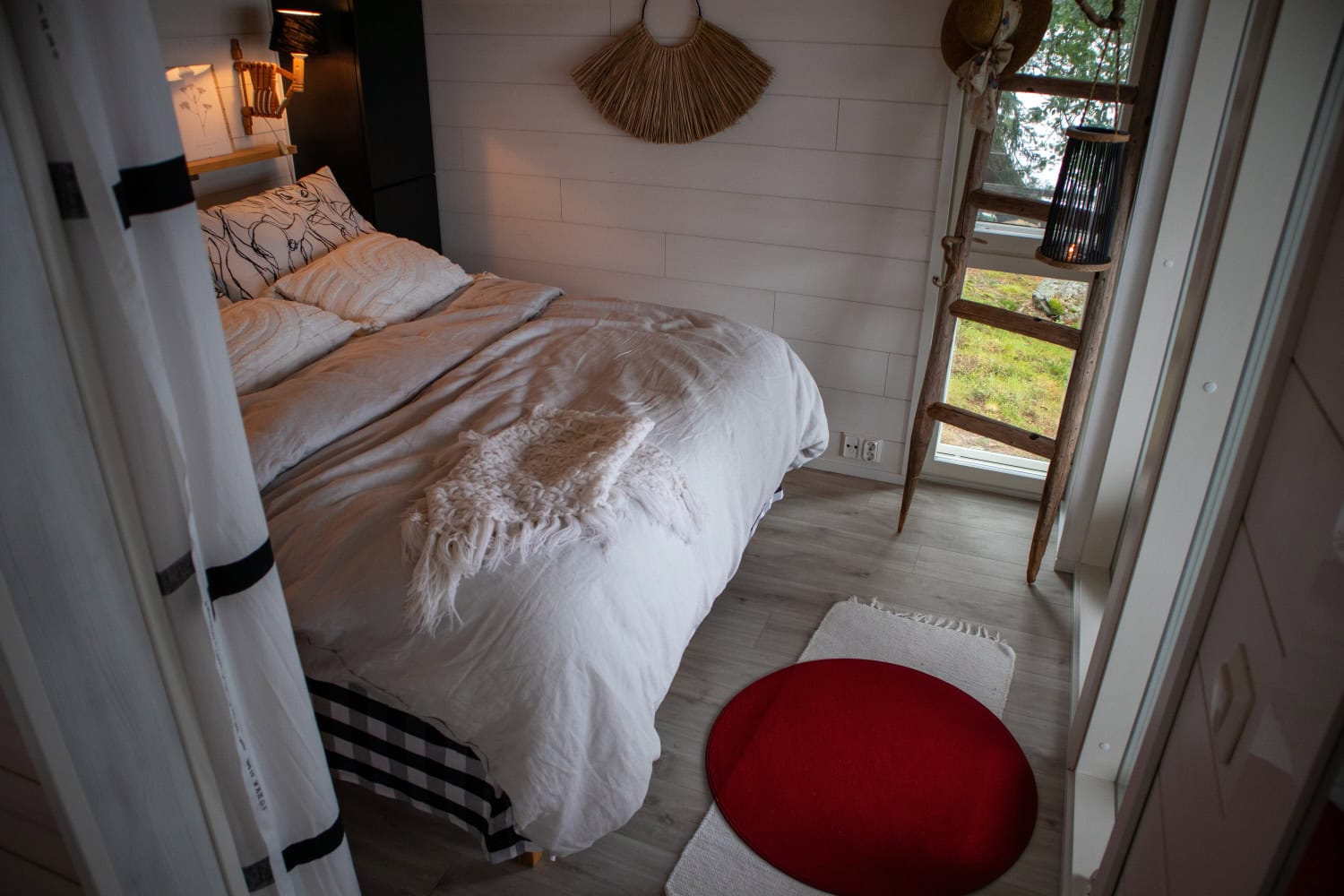 Ohjelmassa asukkaat asettavat punaisen maton lempipaikkaansa. Seppästen lempipaikka löytyi makuuhuoneesta, josta avautuivat ihanat näkymät pihalle.