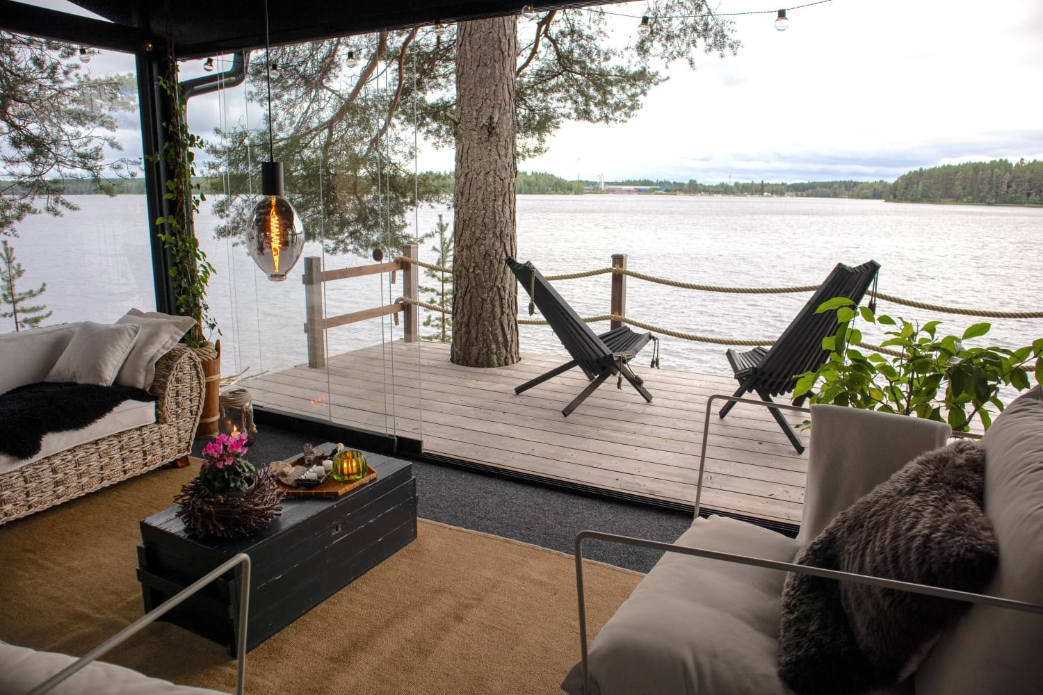 Mökki sijaitsee aivan veden äärellä.