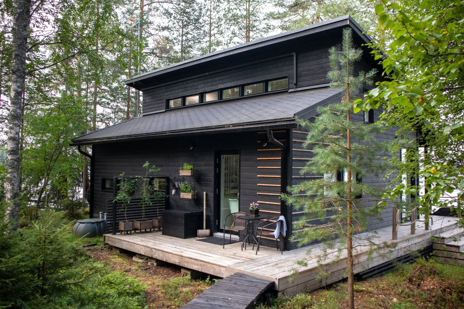 Mökki on kompakti 66 neliön kokonaisuus.