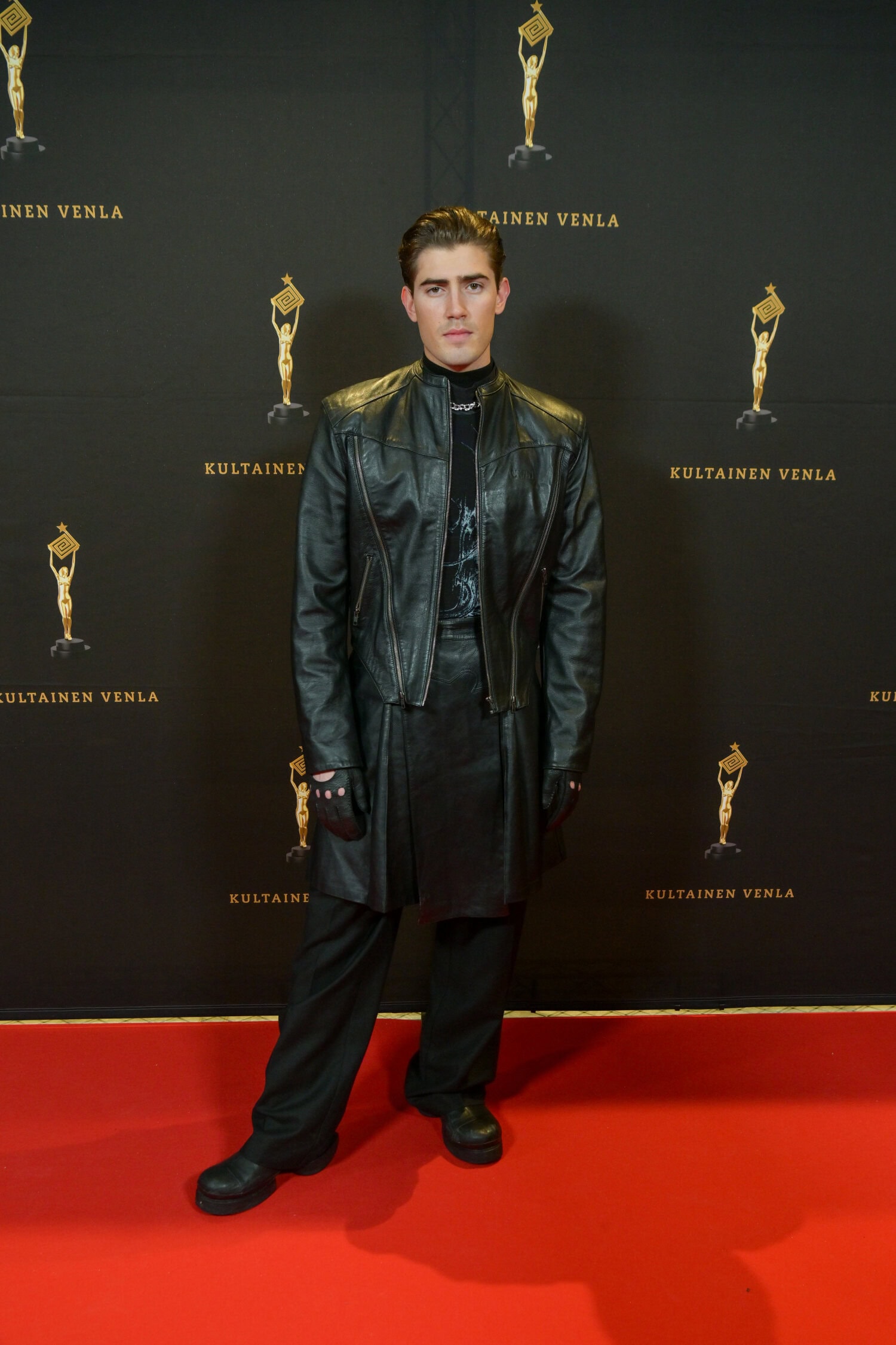 Robin Packalenin nahkaisesta juhlapuvusta ei asennetta puuttunut.