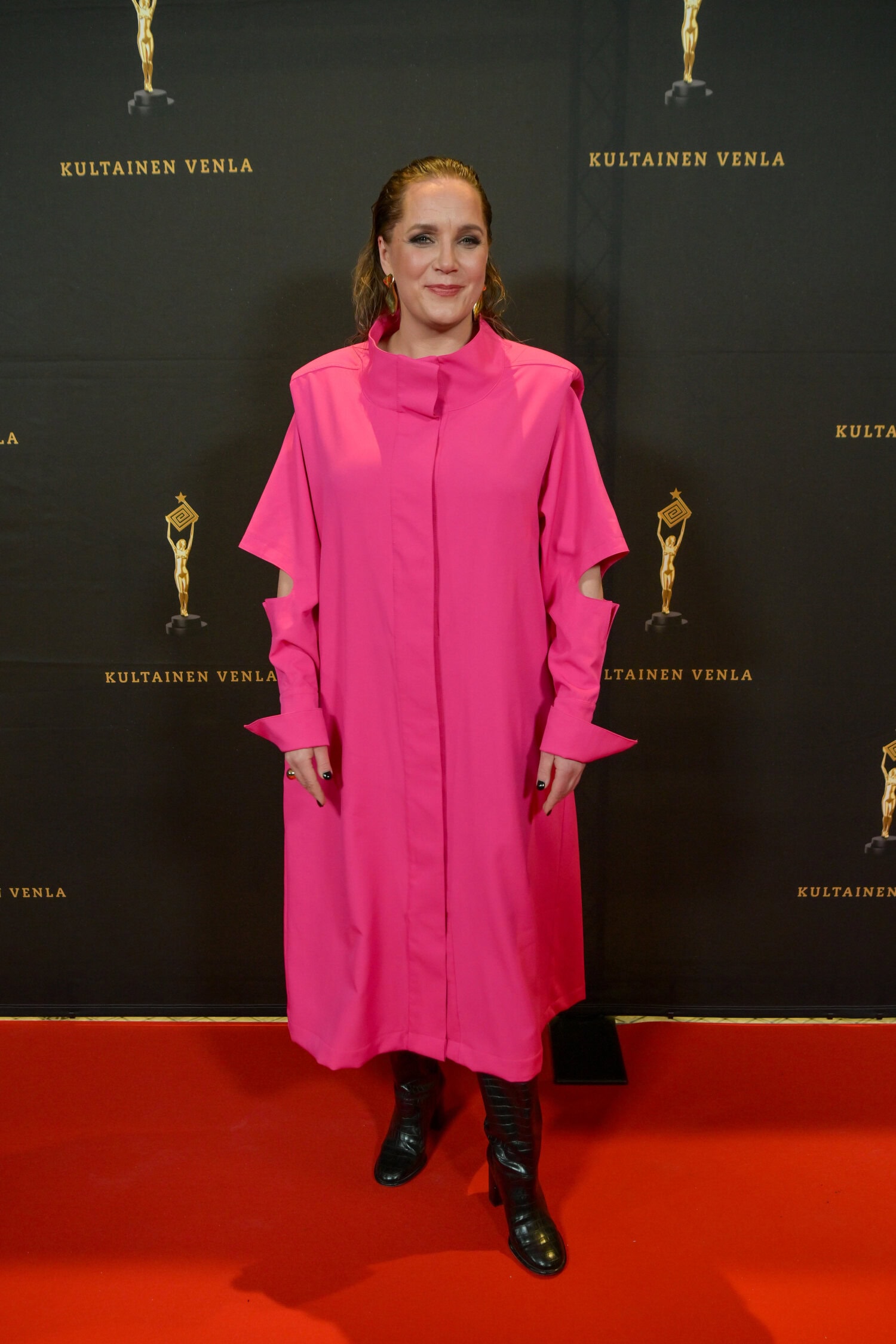 Niina Lahtisen pinkistä mekosta löytyi ryhtiä sekä hauskoja leikkauksia.