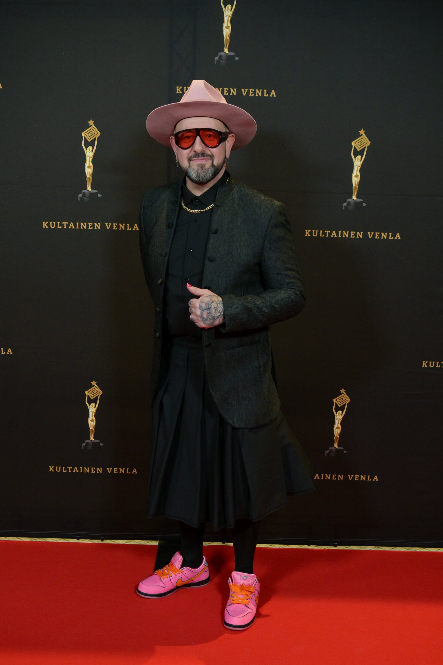 Pinkit lenkkarit viimeistelivät Esko Eerikäisen juhla-asun.