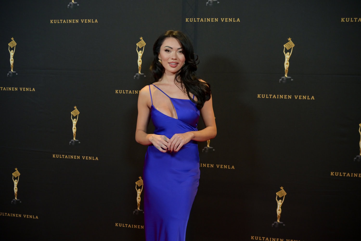 Shirly Karvinen luotti upeaan siniseen iltapukuun.