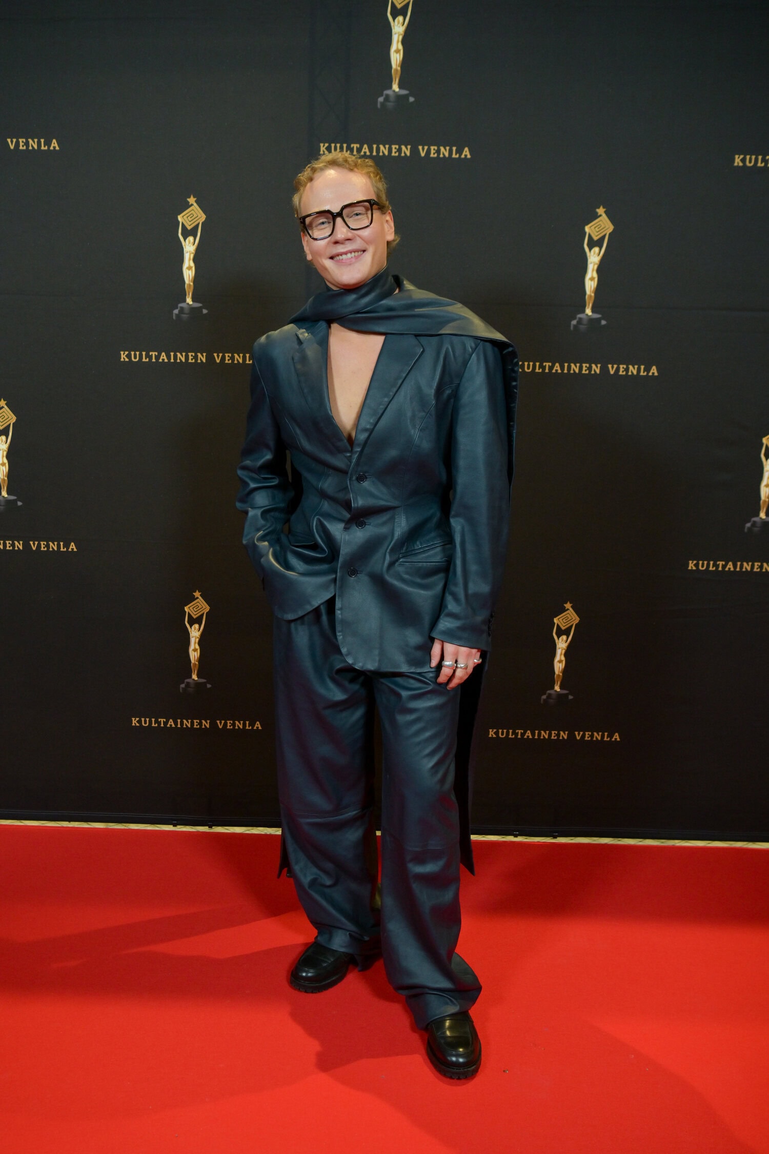 Pitkä huivi kruunasi Elias Salosen juhlapuvun.