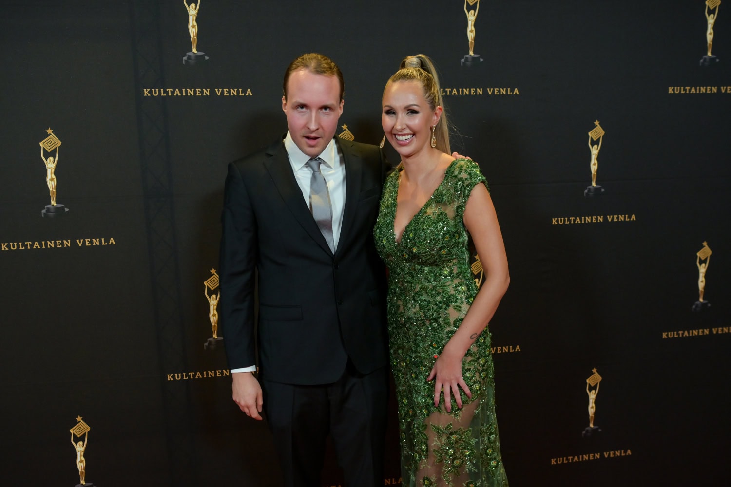 Topi Borg luotti tyylikkääseen mustaan pukuun. Sointu Borg edusti puolestaan ihanassa vihreässä iltapuvussa.