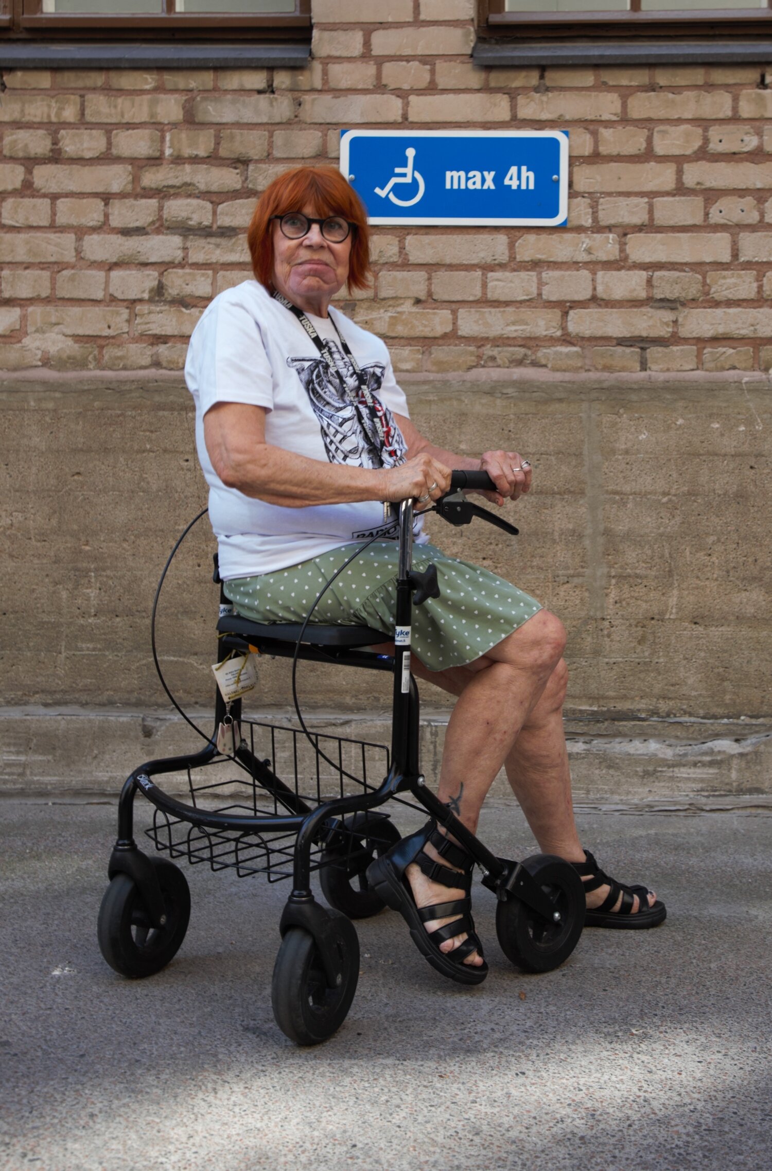 Rokkirolla﻿-nimen saaneen mustan rollaattorin lisäksi Tuskaan lähtee mukaan lapsenlapsi Iida. Sunnuntaina festareista osansa lasten Tuskassa saa lapsenlapsenlapsi Sulo.