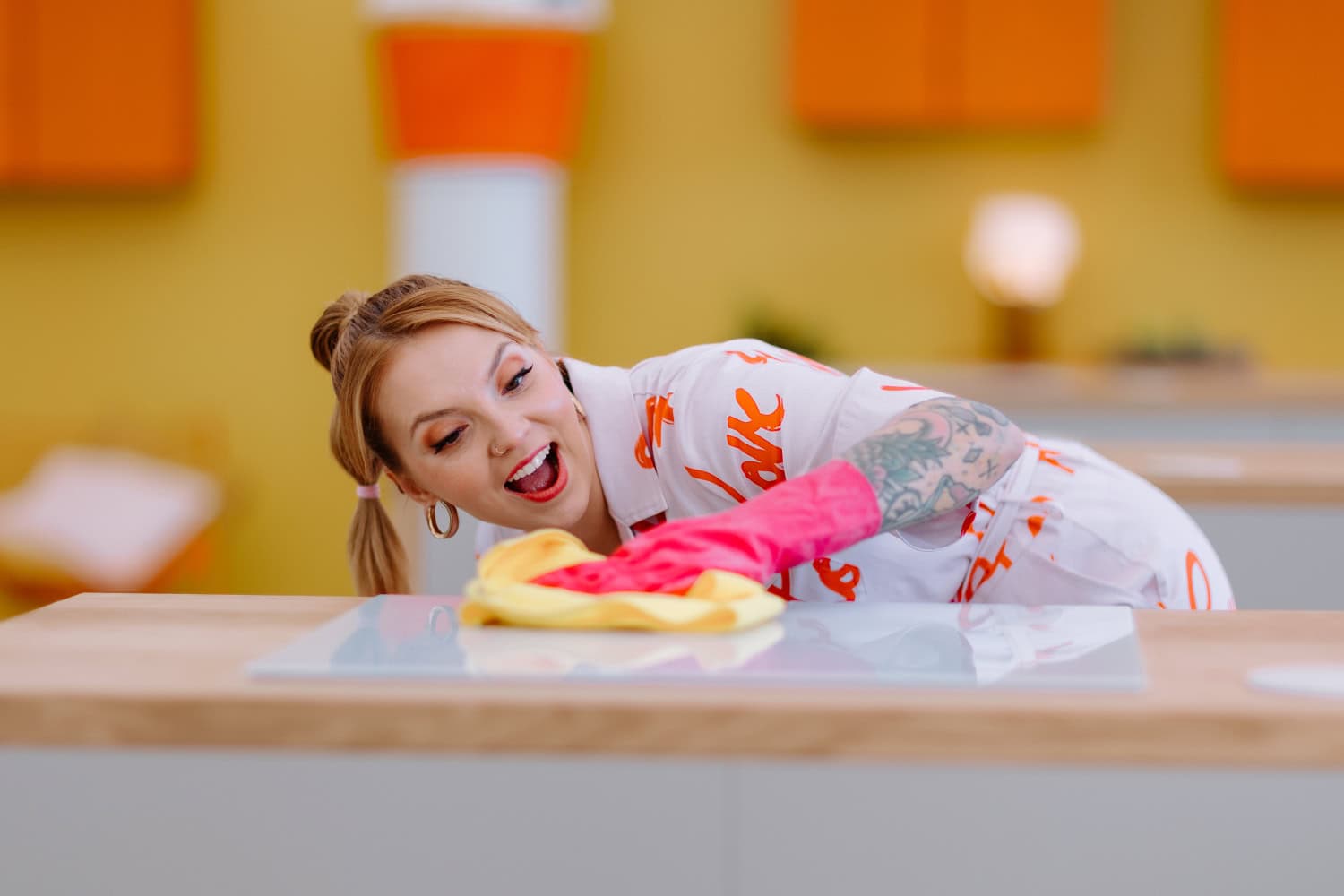 Verho on ohjelman uusi juontaja.