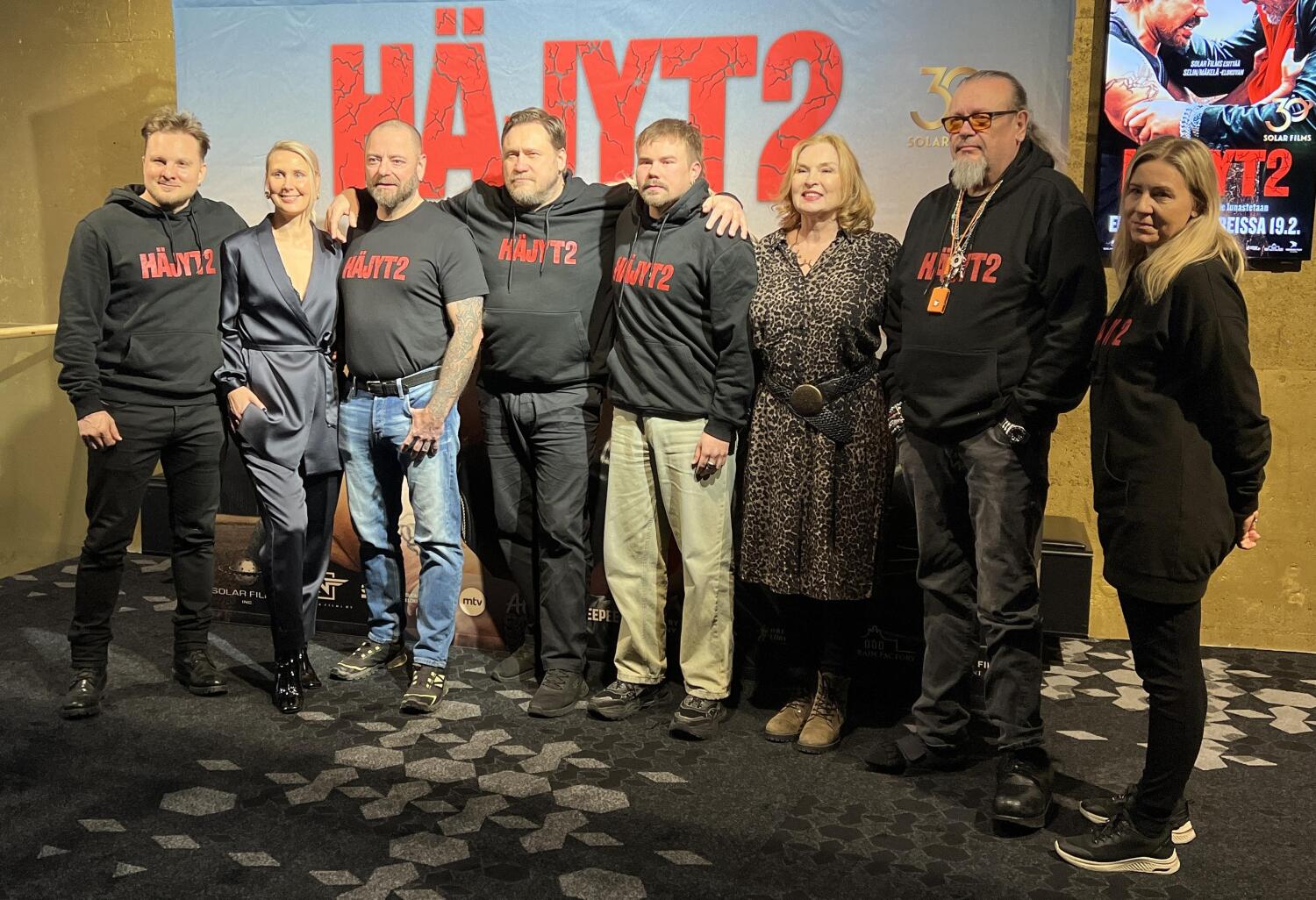 Vasemmalta oikealle Severi Saarinen, Linda Wiklund, Aleksi Mäkelä, Samuli Edelmann, Joel Hirvonen, Sari Havas, Markus Selin ja Hanna Virolainen.