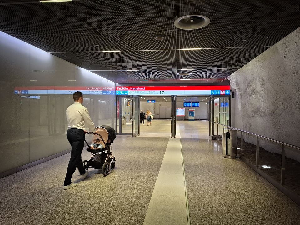 Taktiiliraita opastaa sokeat tällä hetkellä kulkemaan ovea päin.