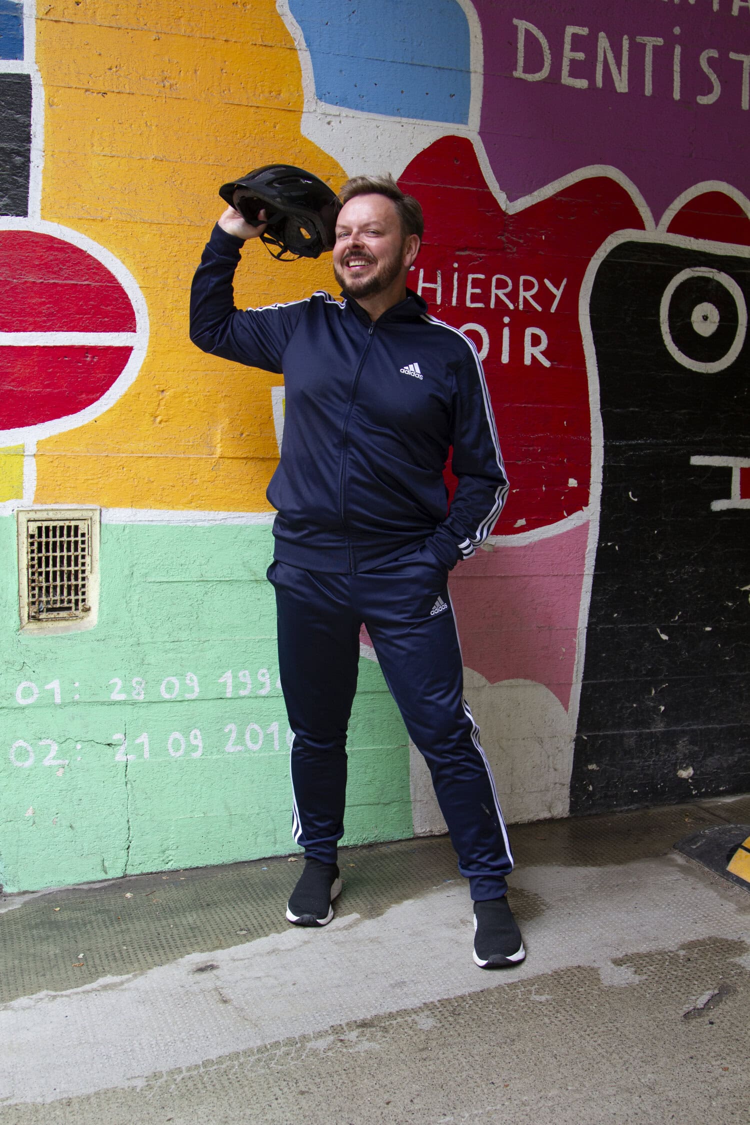 Työssään Pola Ivanka pukeutuu kimaltavaan leninkiin, mutta arkena hän pukeutuu esimerkiksi verkka-asuun.