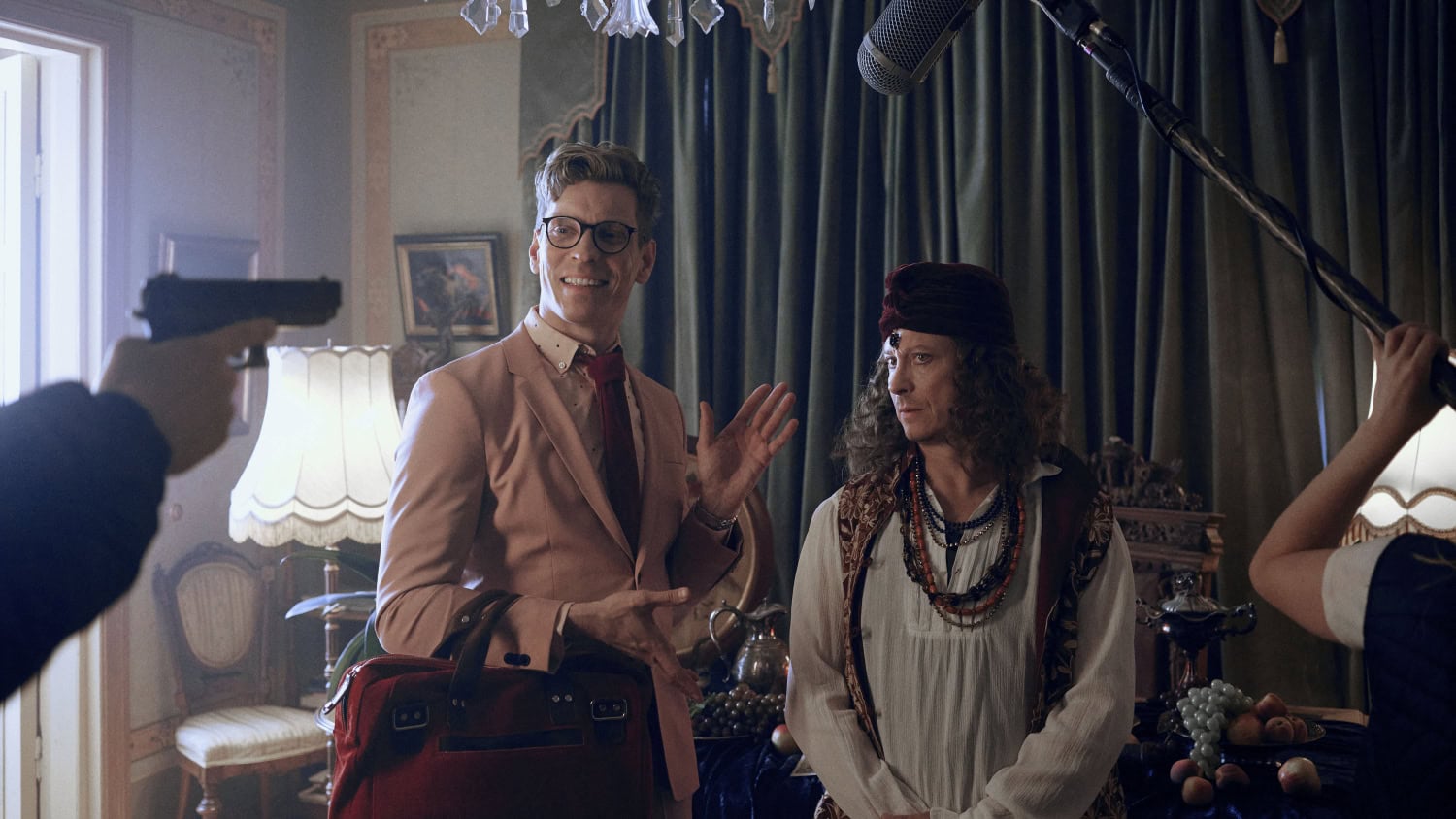 Holma näyttelee sarjassa Kurjen manageria.