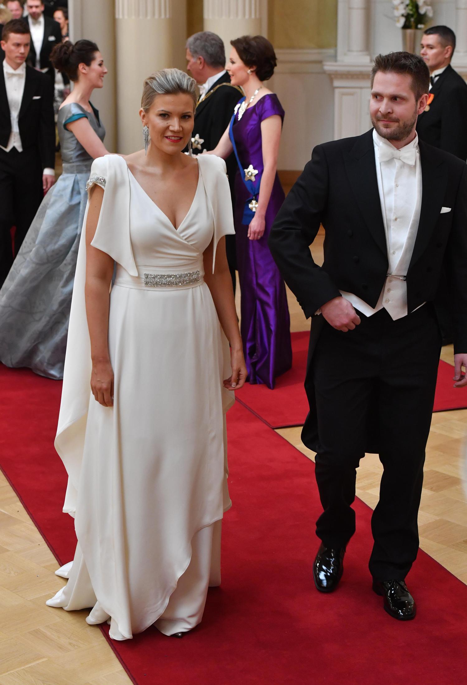 Pahkalan kansanedustaja Sofia Vikmanille suunnittelema asu äänestettiin Iltalehden äänestyksessä vuoden 2016 Linnan juhlien upeimmaksi.