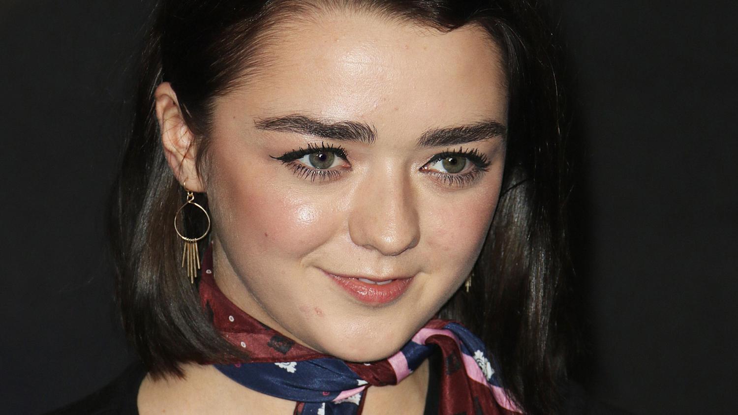 Sarjassa näyttelee muun muassa Maisie Williams, jonka kenties tunnetuin rooli on Arya Stark menestyssarjassa Game of Thrones.