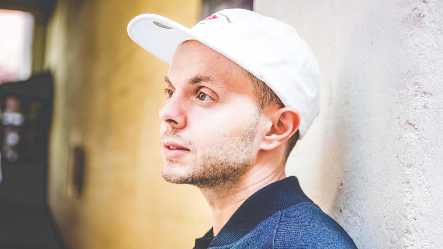 Uniikki julkaisee kirjan kanssa yhtäaikaa uuden kappaleen.