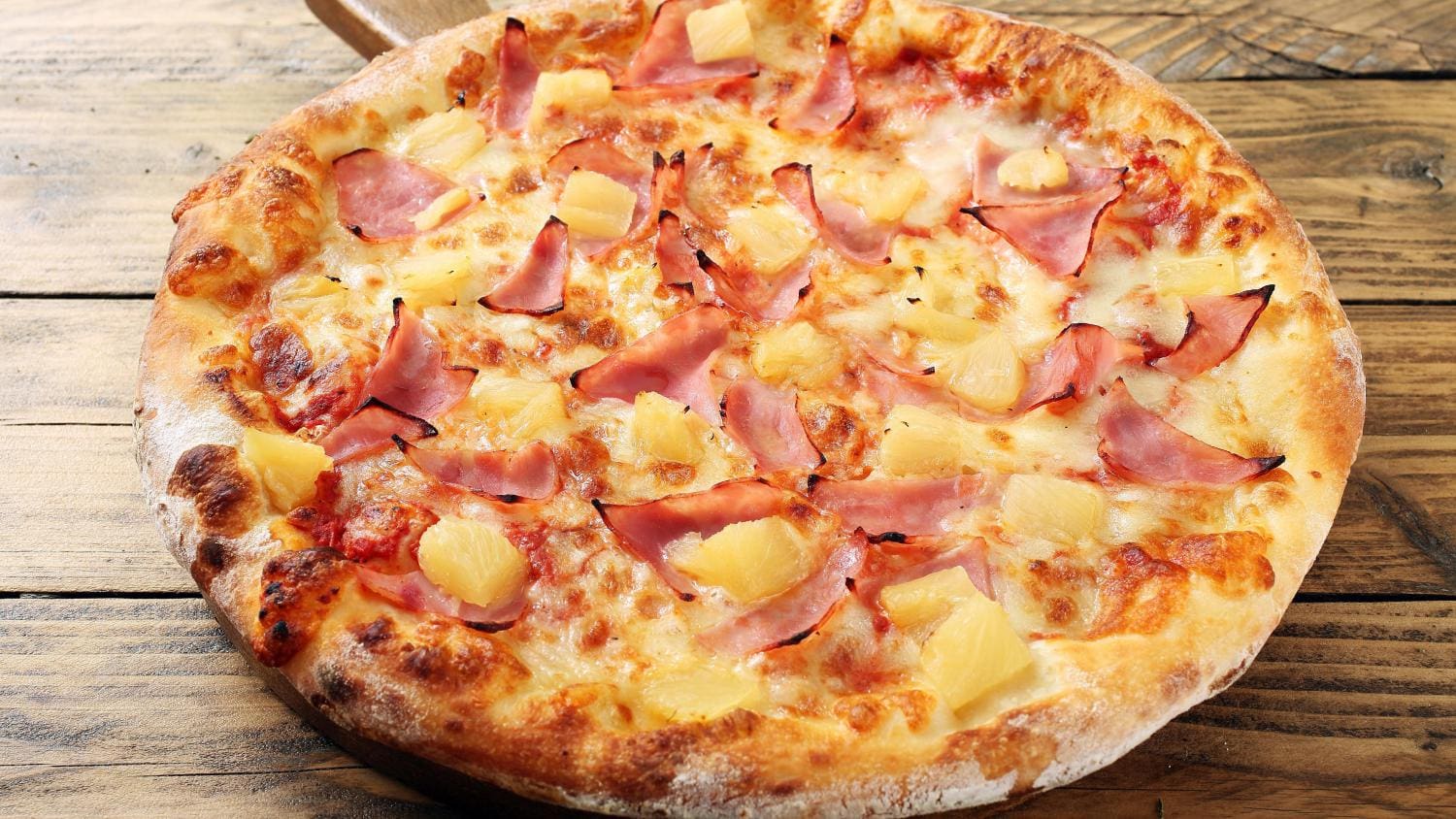 Lisäämällä omia täytteitä pizzaan saa lisämakua.