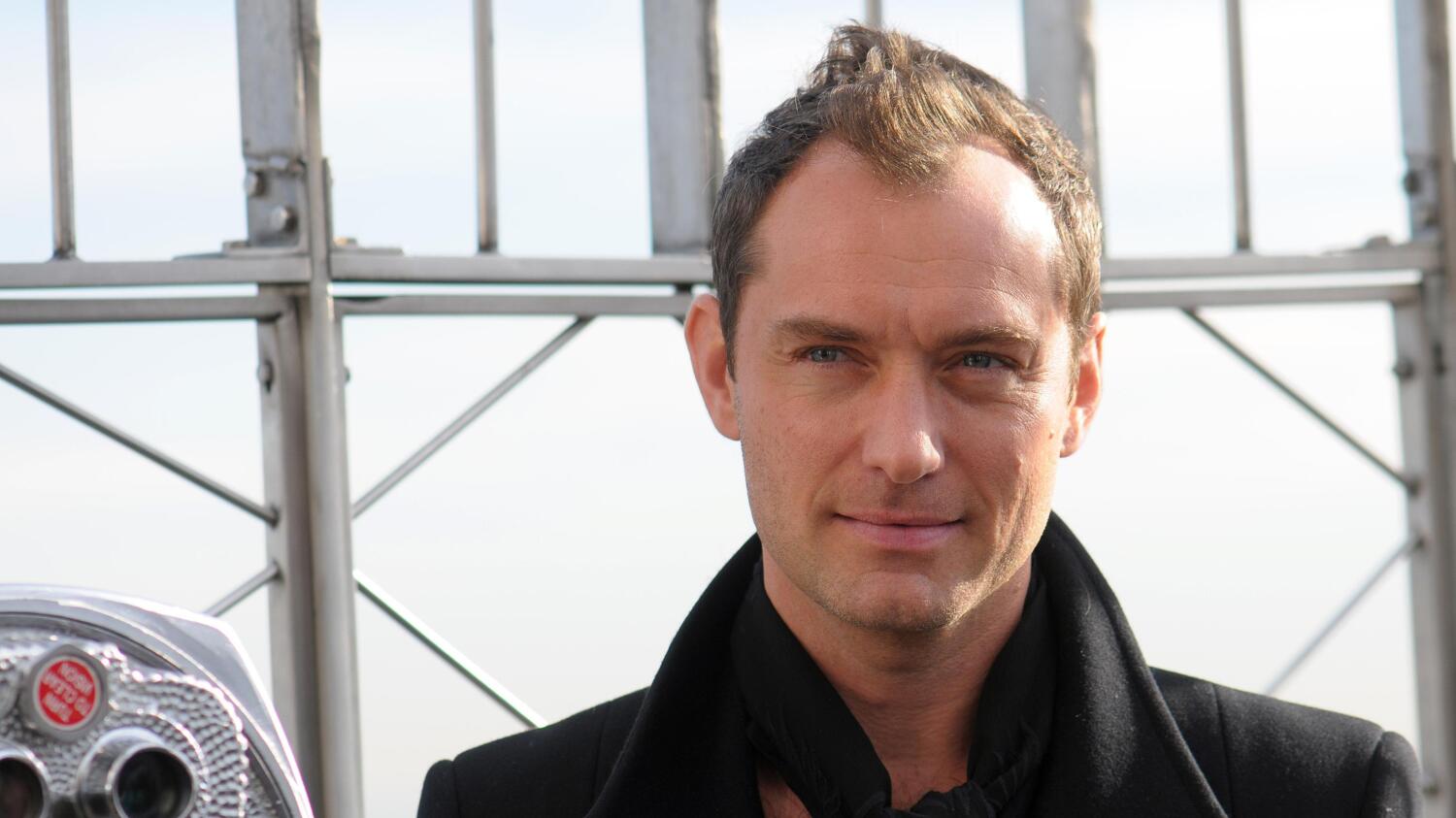 Jude Law näyttelee Kapteeni Koukkua.