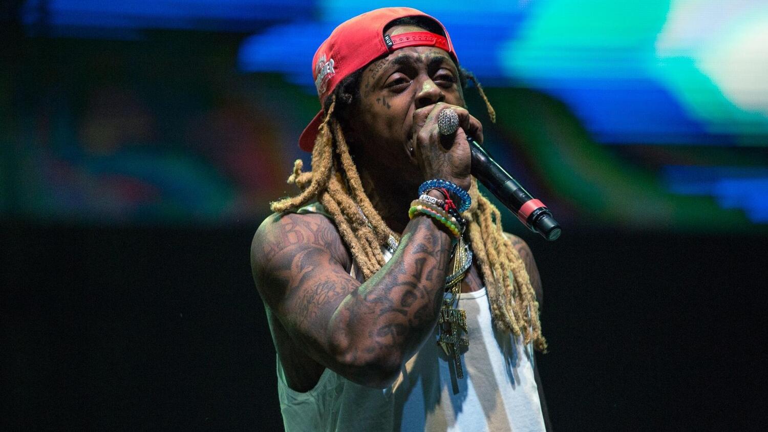 Räppäri Lil Wayne tunnusti vieneensä ladatun aseen lentokoneeseen.