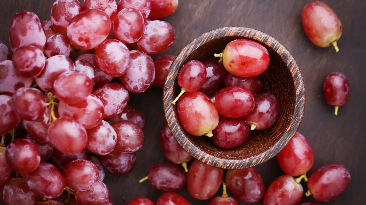 Tummat rypäleet sisältävät paljon antioksidantteja.