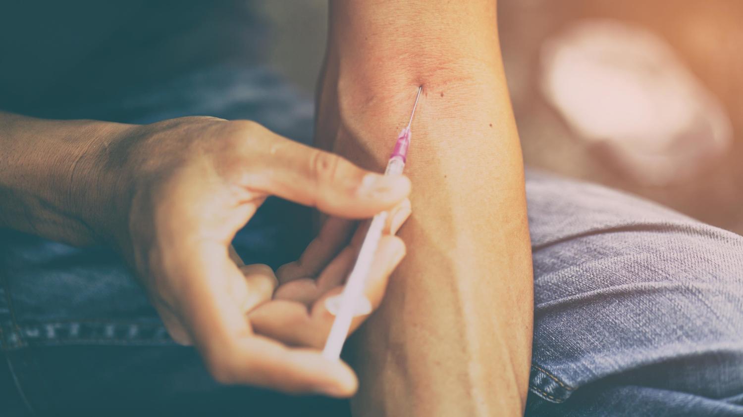 Riikka käytti suonensisäisiä huumeita 16 vuoden ajan. Kuvituskuva.