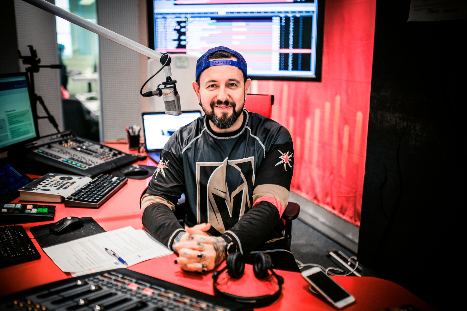 Esko Eerikäinen Radio Novan studiossa