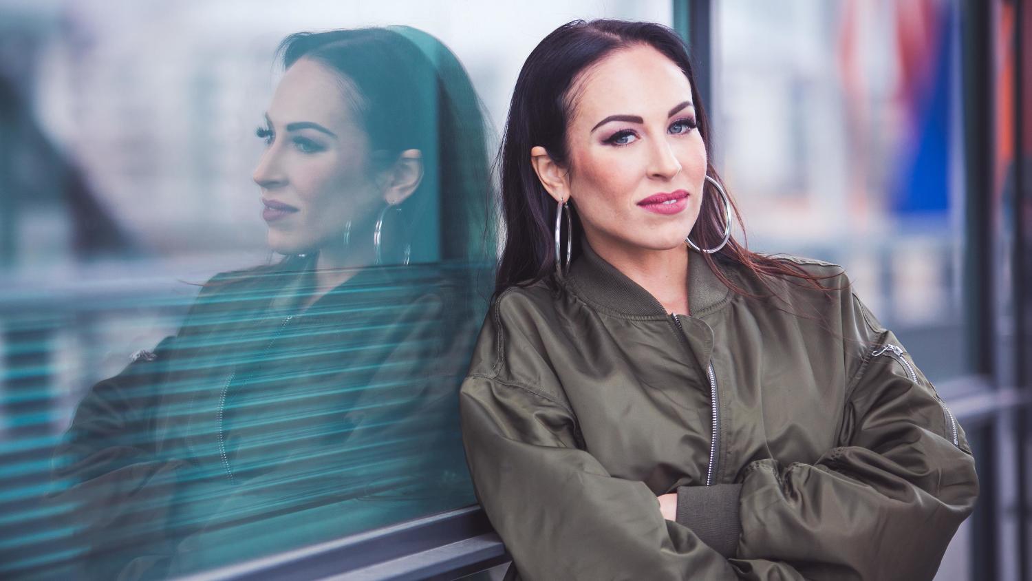 Haituvat-kappaleella esiintyy myös Janna.