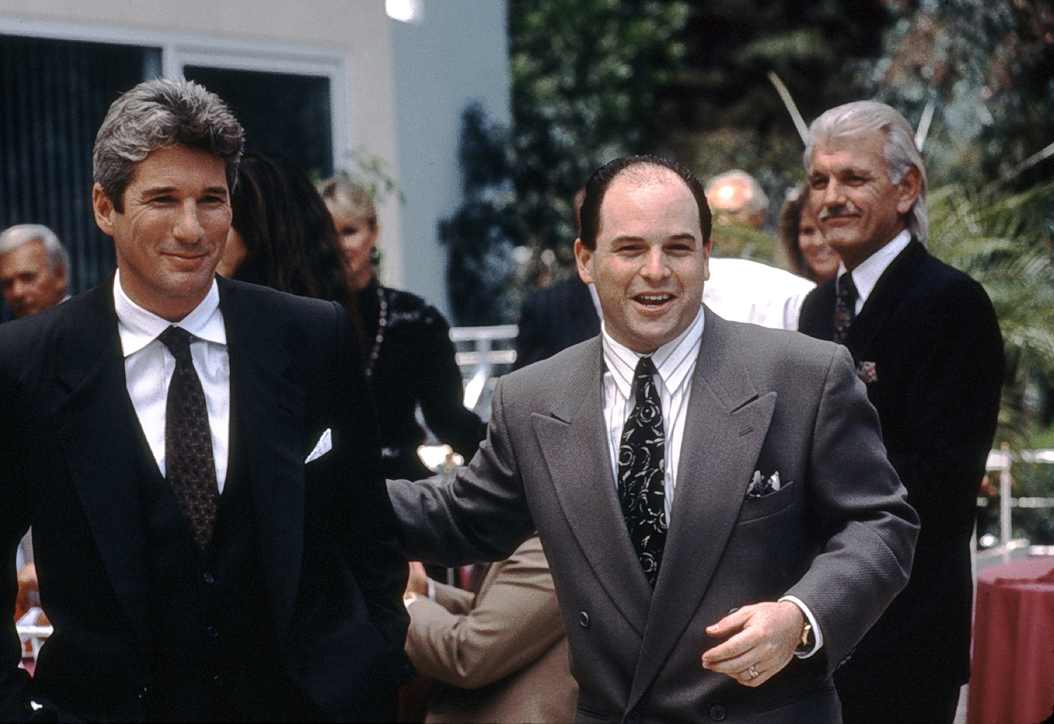 Richard Gere (vas.) ja Jason Alexander (oik.) elokuvan kuvauksissa.