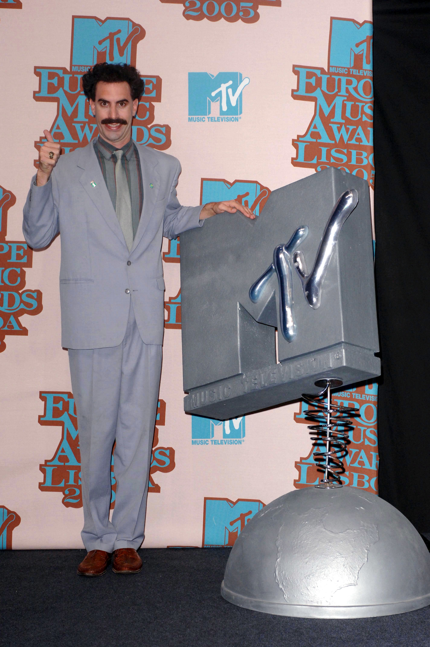 Sacha Baron Cohen Borat-hahmona vuoden 2005 MTV Europe Music Awardsissa.