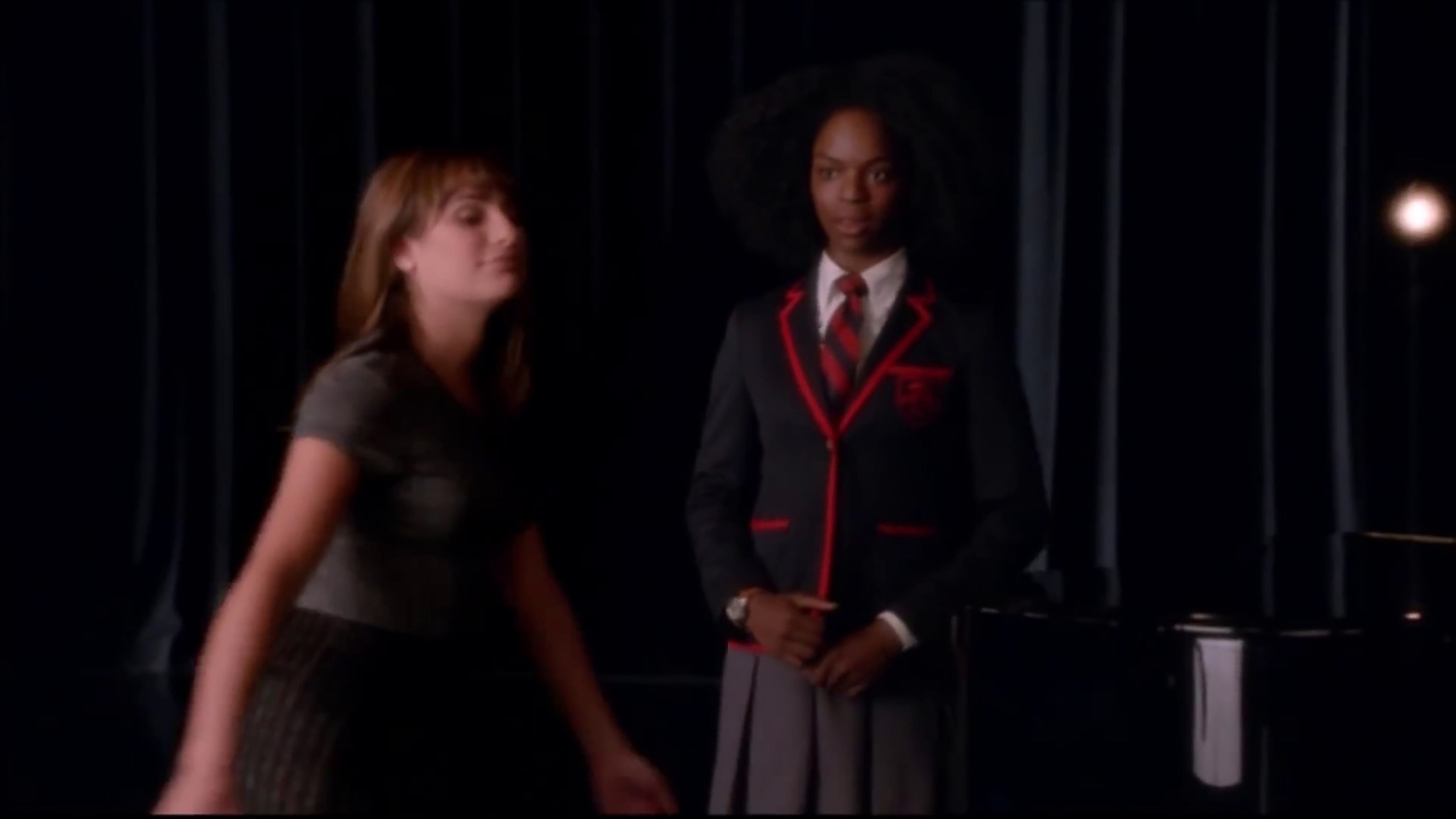 Lea Michele (vas) ja Samantha Ware Glee-sarjassa