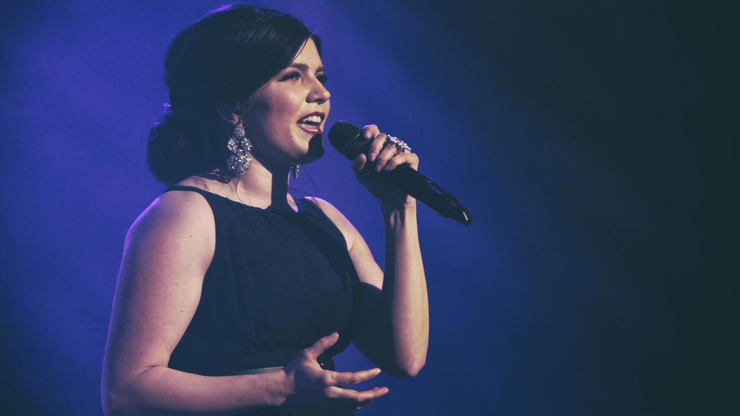 Suvi Teräsniska esiintyy yhdessä Yö-yhtyeen kanssa sekä Himoksella että Porissa.