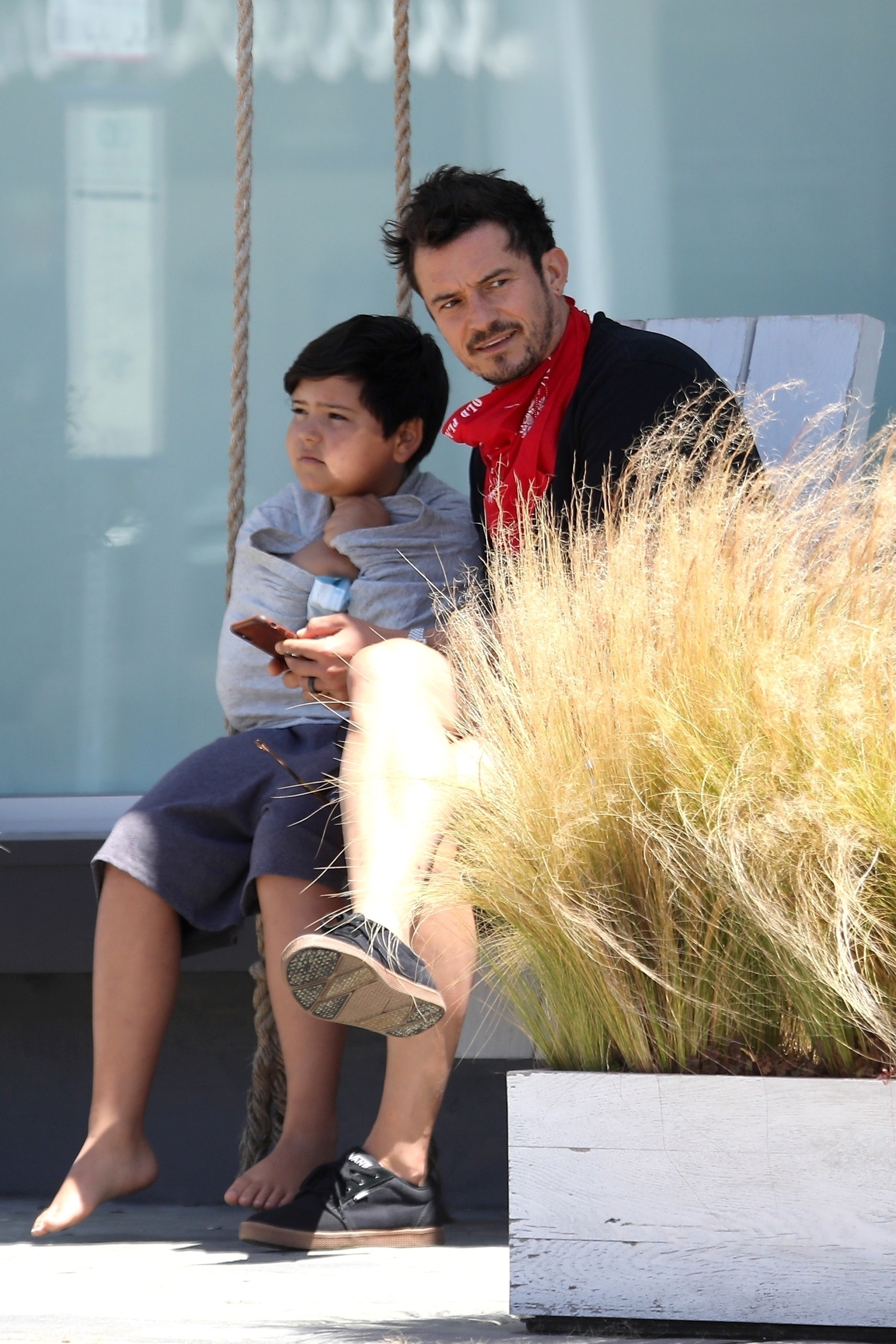 Orlando Bloom poikansa Flynnin kanssa.