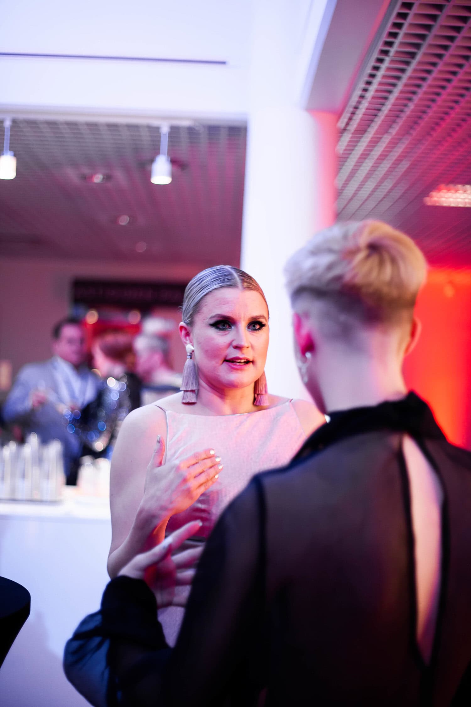 Satu Kotonen tuntee radiotyönsä puolesta monet suomalaisartistit. Tässä kuvassa Kotonen puhuu Iskelmä Gaalassa Tuure Boeliuksen kanssa. Boelius on yksi Kaiku Recordings -levy-yhtiön artisteista, ja Kotonen toimii Kaiulla biisintekijänä.