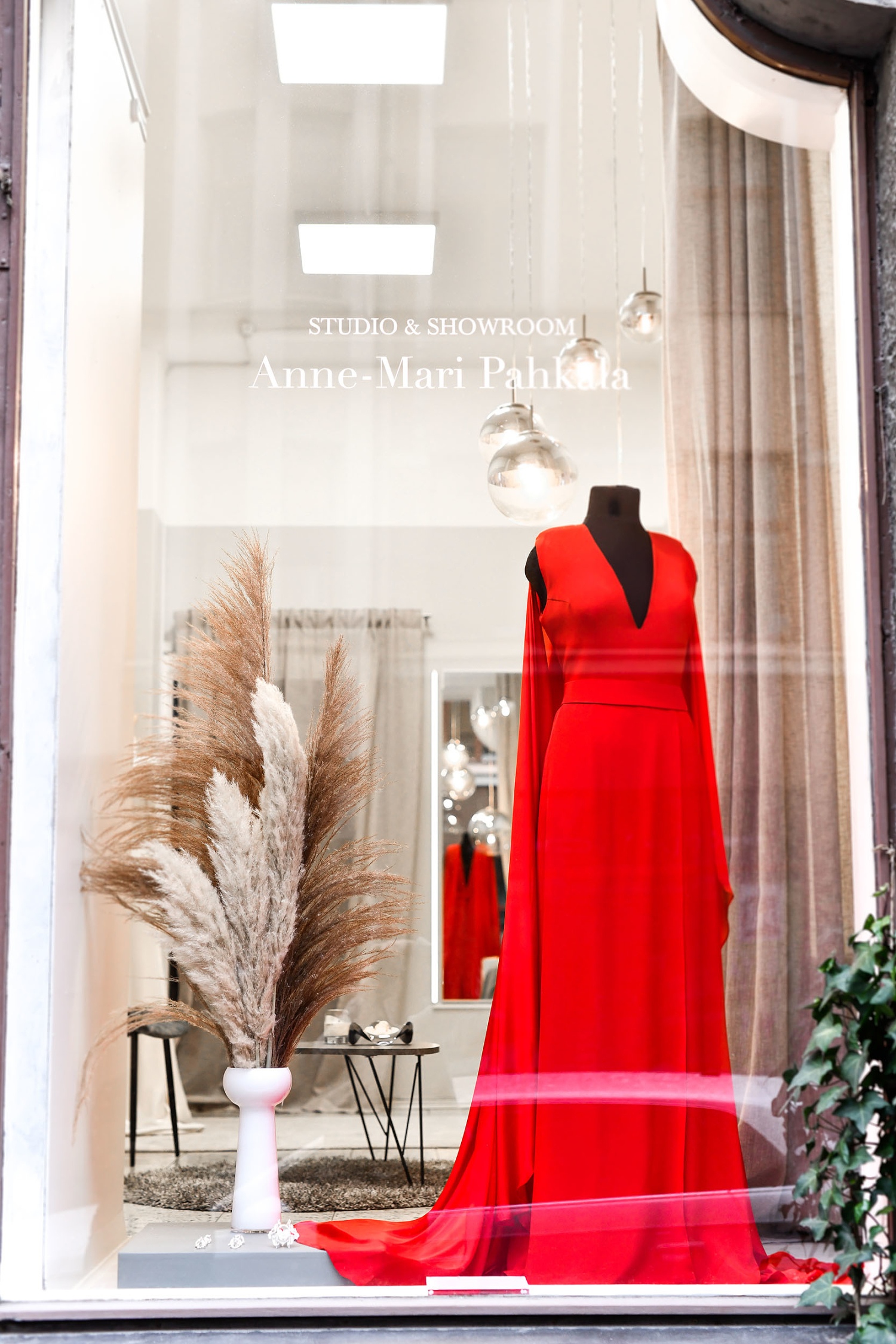 Anne-Mari Pahkalan showroomin ikkunassa komeilee myös Sofia Vikmanin yllä Linnassa nähty asu. Ikkunasomistus on osa Kello & Kulta -lehden pientä Linnan juhlat -ikkunanäyttelyä.