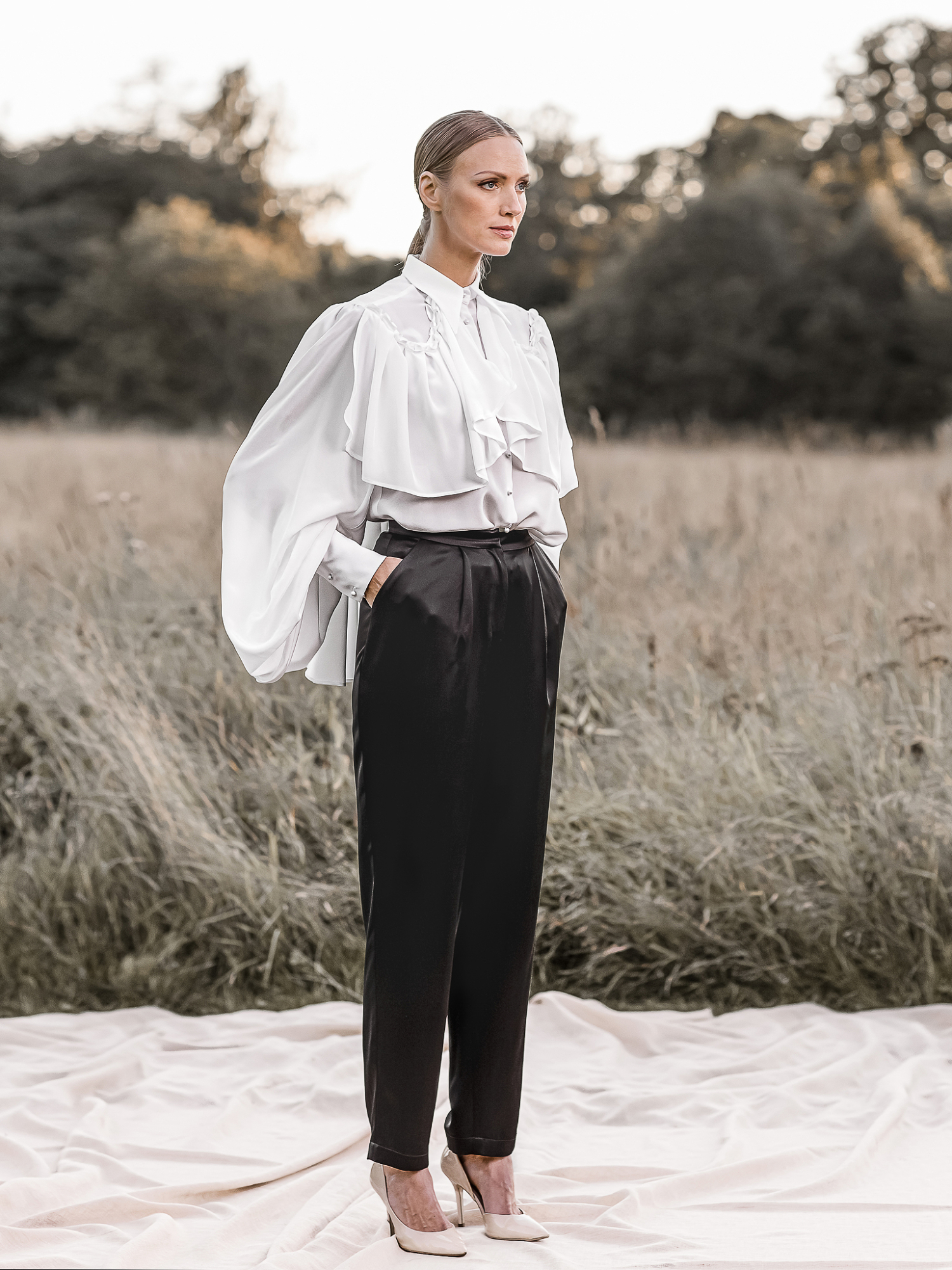 Anne-Mari Pahkala Classics Collectionin silkkipaita nähdään Linnan juhlien lähetyksessä.