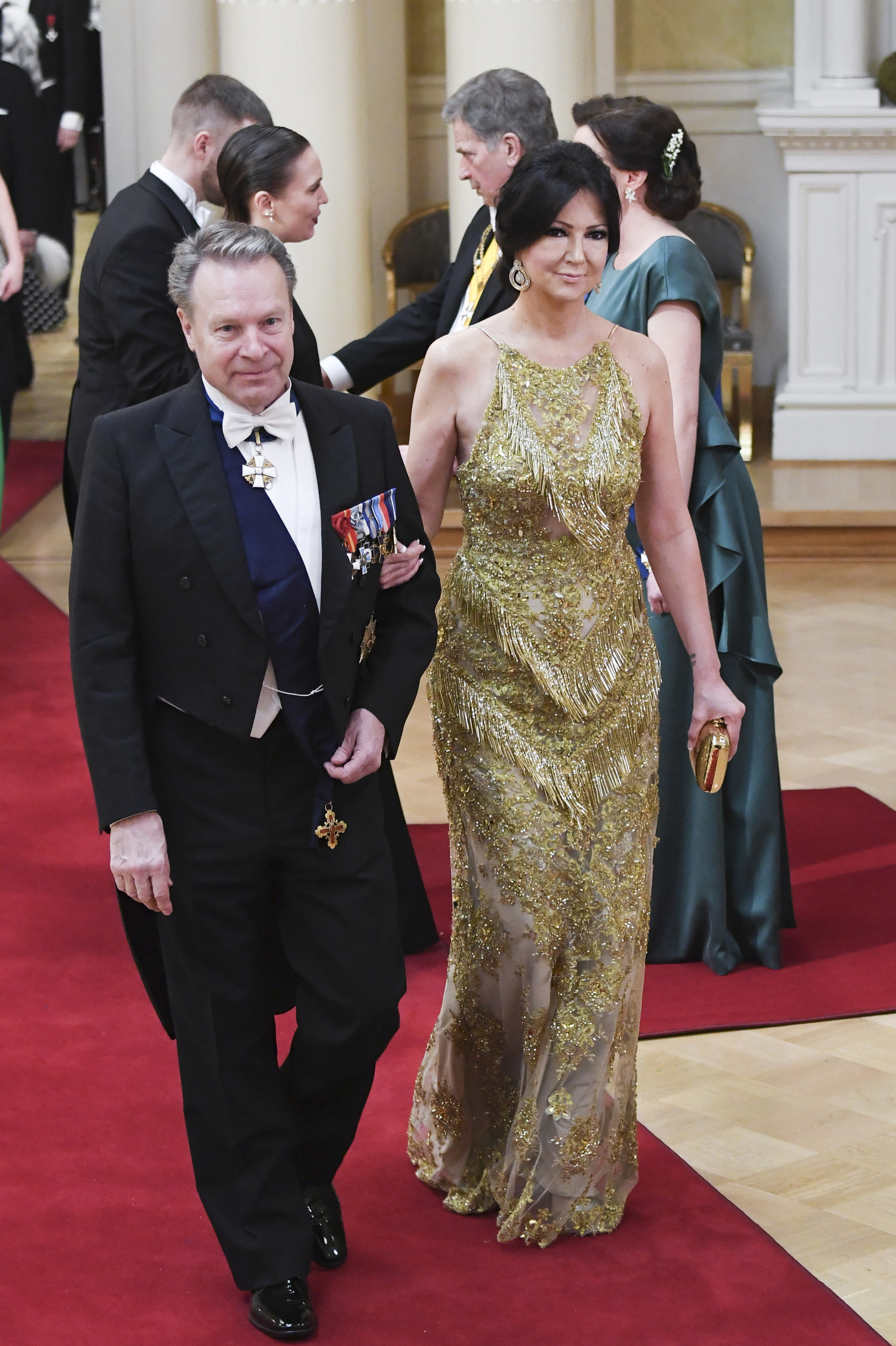 Elina Kanervan yllä vuonna 2017 Linnassa nähty kultainen iltapuku on Riikka Ikäheimon käsialaa.