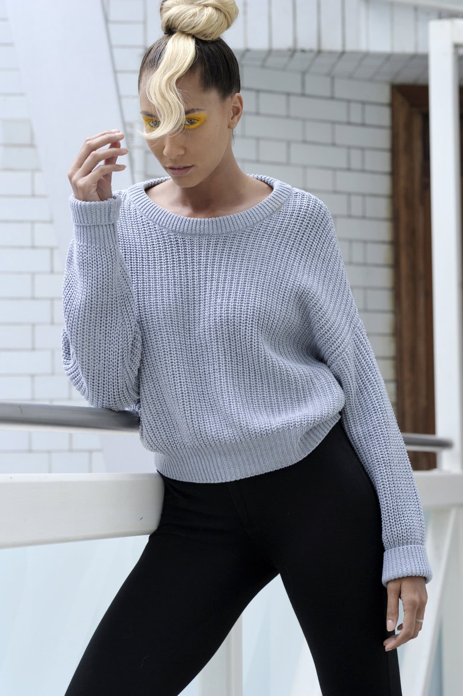 Jätä nutturasta suortuva roikkumaan vapaasti.