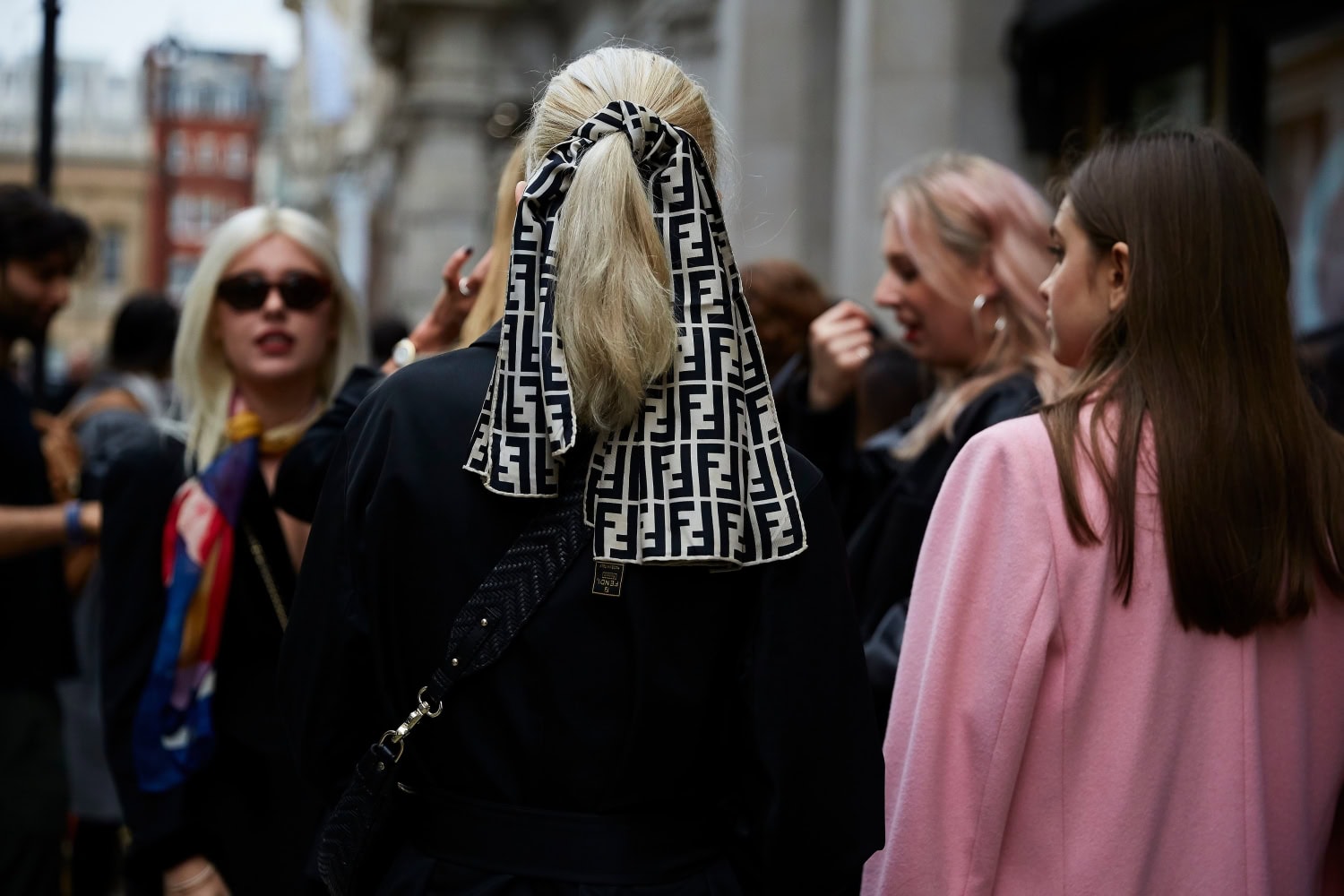 Huivi ja ponnari ovat täydellinen yhdistelmä.